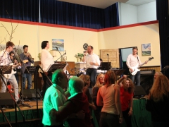 Blick auf die Band und die Tanzfläche